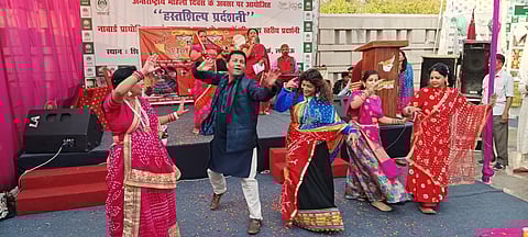 धुन बंजारा सुर संगम की तरफ से शीरोज में होली के पारंपरिक गीतों पर संगीत की बयार में आयोजित हुआ कार्यक्रम