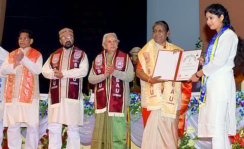 राष्ट्रपति की अध्यक्षता में बाबा साहेब भीमराव अम्बेडकर विश्वविद्यालय, लखनऊ का दशम दीक्षान्त समारोह सम्पन्न