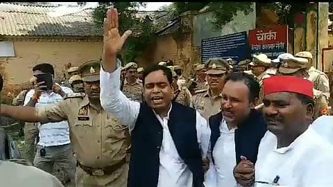 Police Detains SP Delegation Which Had Gone To Meet Jailed Student Leaders In Naini Prison