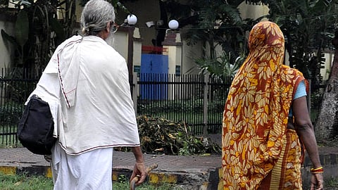 यूपी में बुजुर्ग माता-पिता को सताया तो संपत्ति से होंगे बेदखल, केंद्र सरकार की नियमावली में यूपी सरकार करेगी संशोधन