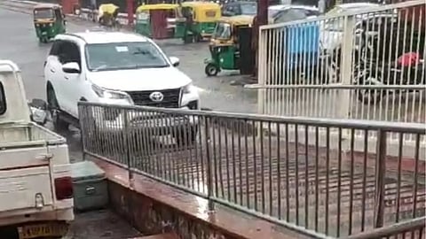 सीएम योगी के पशुपालन मंत्री धर्मपाल की दबंगई, एस्केलेटर तक दौड़ा दी कार