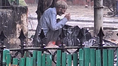 इलाज का झाँसा दे भीषण बारिश से छोड़ गए अपने घर के बुजुर्ग को, ‘उम्मीद’ ने अपनाया और रैन बसेरे पहुँचाया