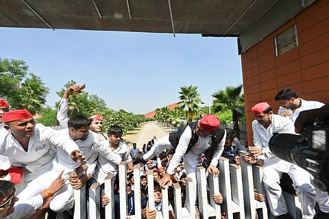 मुलायम की तर्ज पर अखिलेश ने दिखाए जुझारू तेवर, गेट फांदकर अखिलेश यादव ने जेपी की मूर्ति पर चढ़ाई माला