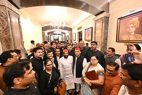 नई नियमावली का विरोध, काले कपड़े पहनकर सदन सपा विधायक!