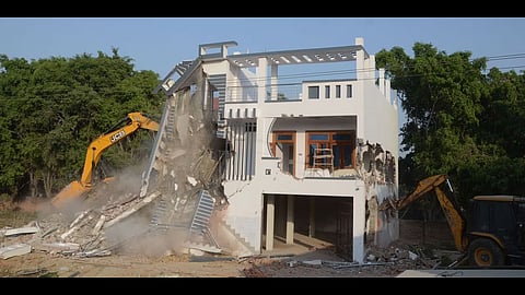 पाँच राज्यों के चुनाव में योगी के यूपी के माफ़ियाओं के ख़िलाफ़ बुलडोज़र मॉडल की धूम!