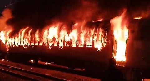 Massive Fire Breaks Out In Three Bogies Of New Delhi-Darbhanga Express In Etawah, None Hurt