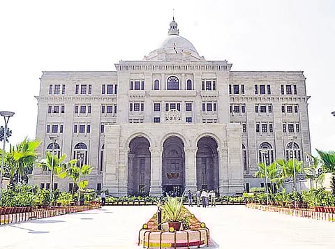 यूपी मुख्य सचिव बनाने के लिए अफसरों में चल रही रेस, पांच आईएएस करा रहे हैं पैरवी !