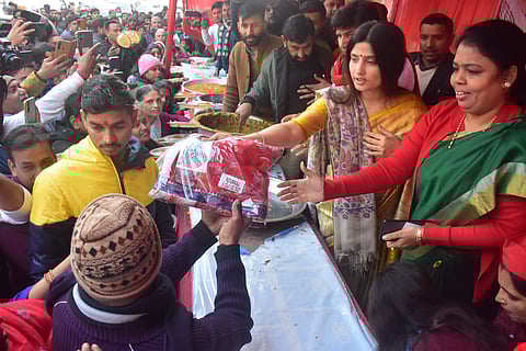 डिम्पल यादव के जन्मदिन को सपाइयों ने धूम धाम से मनाया