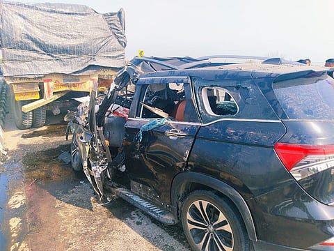 आगरा-लखनऊ एक्सप्रेस-वे पर खड़े ट्रक में घुसी कार, चार युवकों की मौत