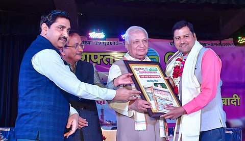 प्रयागराज में निर्भीक निष्पक्ष निडर पत्रकारिता के लिए केरल के राज्यपाल मोहम्मद आरिफ खान ने आलोक सिंह को सम्मानित किया