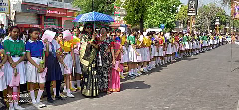 प्रयागराज में स्कूली बच्चों ने निकाली मतदाता जागरूकता रैली