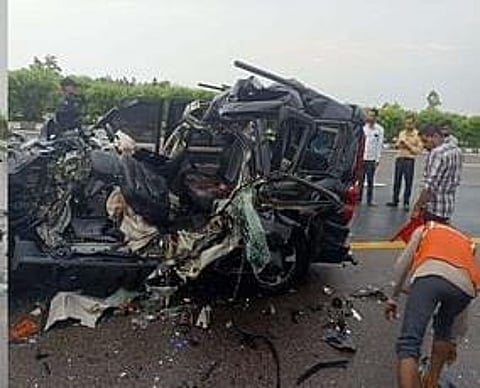 Speeding Scorpio Rams Into Truck On The Lucknow-Agra Expressway, Five Dead