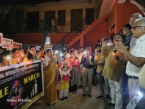 कैंडिल मार्च निकाल मैनपुरी में दी गई कलकत्ता के दिवंगत डॉक्टर को श्रद्धांजलि