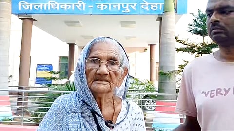 "मैं जिंदा हूँ, साहब": बुजुर्ग महिला की डीएम से गुहार