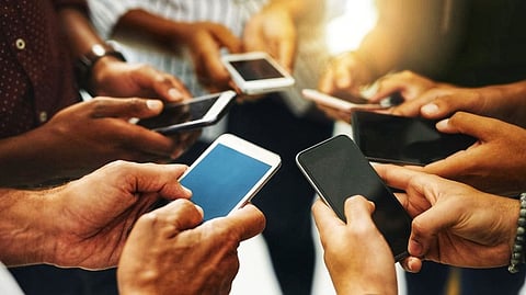 ज़िंदगी को मोबाइल फ़ोन, भाग दौड़ और तेज रफ़्तार ने कार दिया है बेरंग!