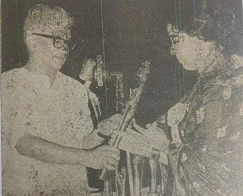 Sheela receives award from Achutha Menon, 1969
