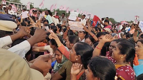 Anganwadi staff and Asha workers protest at Minister Harish Rao's meeting