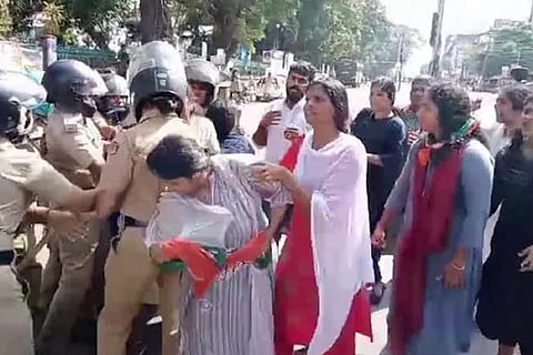 Women protesters associated with the Youth Congress clash with the police during the march to the Secretariat in Thiruvananthapuram