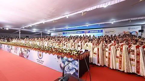 400 priests of Ernakulam diocese celebrating mass facing the public as a protest.