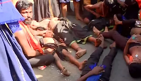 Sabarimala pilgrims protesting against lack of facilities after their vehicles were blocked by police at Ponkunnam