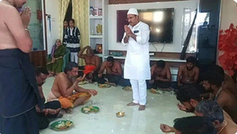 Pilgrims having food at Khashim's house