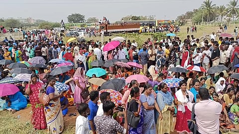 Protestors in Neelambur L&T bypass road in Coimbatore