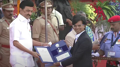 Zubair receiving the award from TN Chief Minister MK Stalin