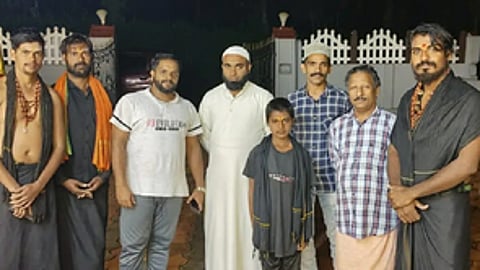 Pilgrims with management of the mosque