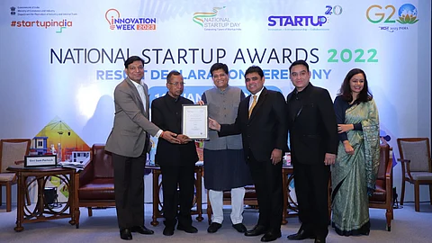 Atom Alloy founders receiving the National Startup Award from Union Minister Piyush Goyal in 2023