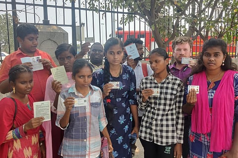 Visually impaired protesters attempt to return their disability cards upon alleged denial of teaching quota of 1%.