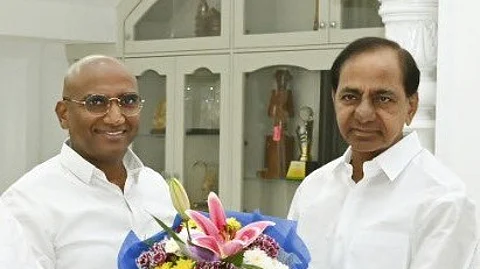 BSP Telangana chief RS Praveen Kumar and BRS president K Chandrashekar Rao (KCR).