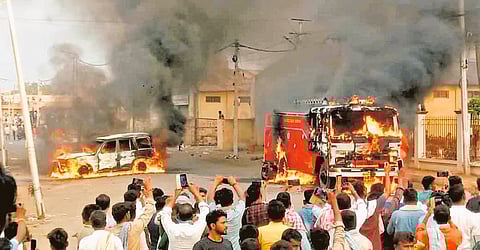 Four wheeler, fire truck set on fire in Byadgi