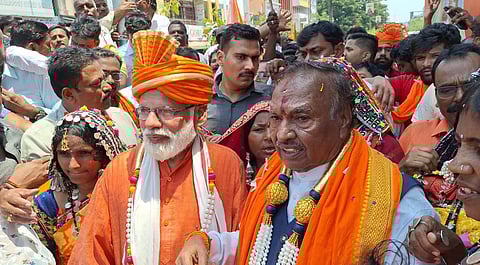 KS Eshwarappa with Modi lookalike