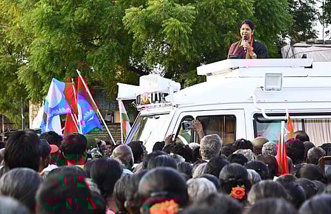 Kanimozhi Karunanidhi campaigning in Thoothukudi