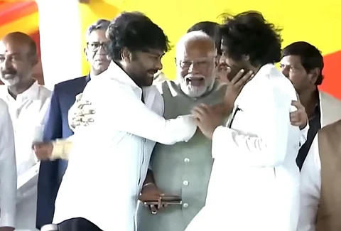 Modi hugs Chiranjeevi & Pawan Kalyan at Chandrababu Naidu’s swearing-in