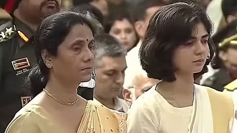 Captain Anshuman's mother Manju, wife Smriti