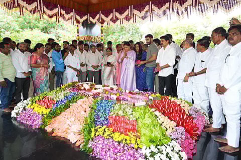 Jagan, Sharmila pay tributes to YSR on birth anniversary