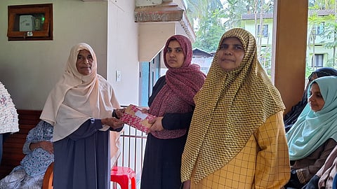 Winner of the Shanthapuram mahallu committee quiz competition with committee members