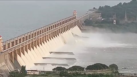 Tungabhadra dam gate washed away, Karnataka and AP on high alert