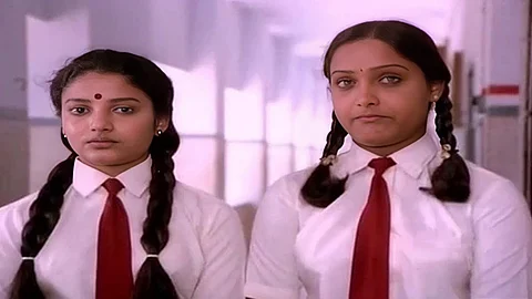 Karthika (left) and Shari as the teenage protagonists in Deshadanakili Karayarilla