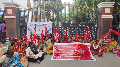 Bengaluru: Dalit sanitation workers protest against DRDO alleging unfair treatment