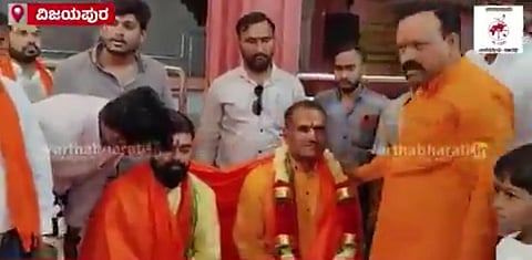 Parshuram Waghmore and Manohar Yadve felicitated by Hindutva activists