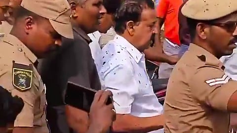 Mud flung at DMK Min Ponmudi in Villupuram during flood damage survey