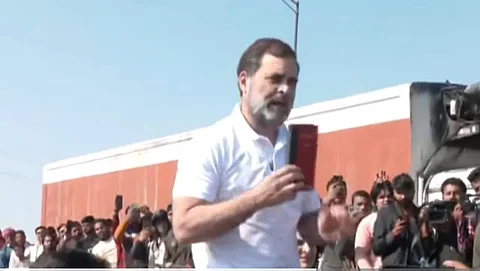 Rahul and Priyanka Gandhi stopped at Ghazipur border on way to Sambhal