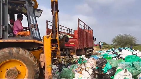 Waste being loaded to trucks in Tirunelveli