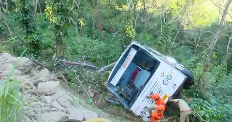 KSRTC bus fell into a gorge at Idukki’s Pullupara.