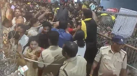 Huge crowd at Tirumala temple in Andhra Pradesh's Tirupati district. Policemen can be seen trying to control the situation.