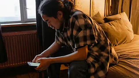 When news is stressful, how do you balance staying informed with ‘doomscrolling’?