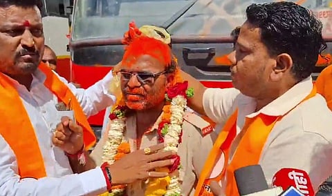 Shiv Sena workers attack Karnataka bus driver, smear saffron on his face