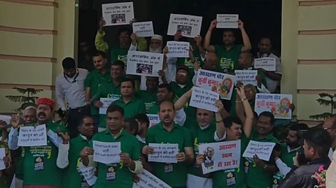RJD MLAs protest outside Bihar Assembly for 65 pc reservation